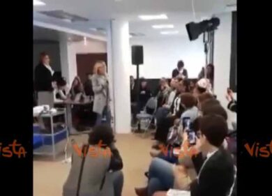 Brigitte Macron, 64 anni, taglia 38. Macron e la moglie, sua ex-prof. Video