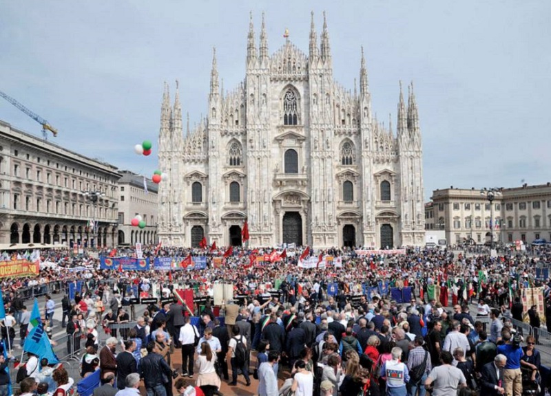 Milano, 25 aprile. Sala al corteo: giornata di unità. Contestata la Brigata Ebraica Milano, 25 aprile. Sala al corteo: giornata di unità. Contestata la Brigata Ebraica