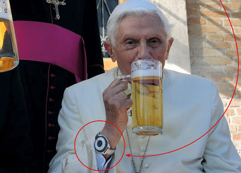 Galleria foto 'Benedetto XVI con al polso un apparecchio elettromedicale. LE FOTO' - foto 2