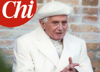 Benedetto XVI con al polso un apparecchio elettromedicale. LE FOTO