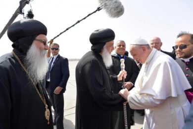 Papa Francesco senza blindata in Egitto: show nazionalpopolare