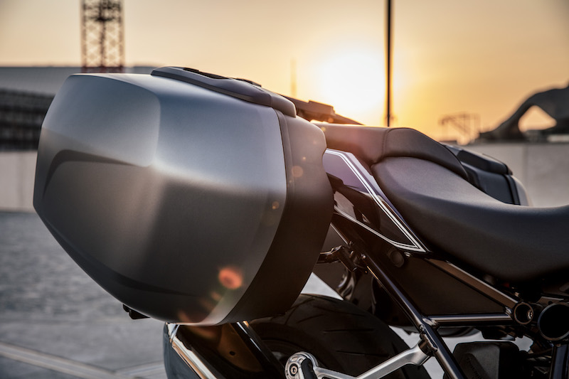 BMW R 1200 R Black Edition  solo per i motociclisti italiani