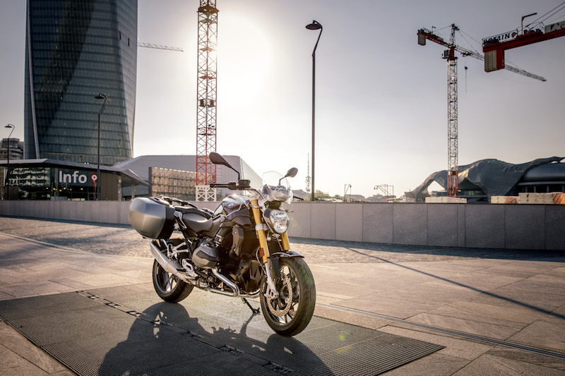 BMW R 1200 R Black Edition  solo per i motociclisti italiani