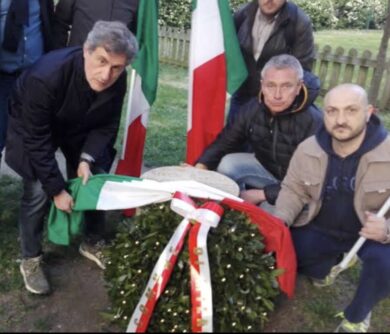 Milano, Alemanno depone il tricolore sul cippo di Ramelli