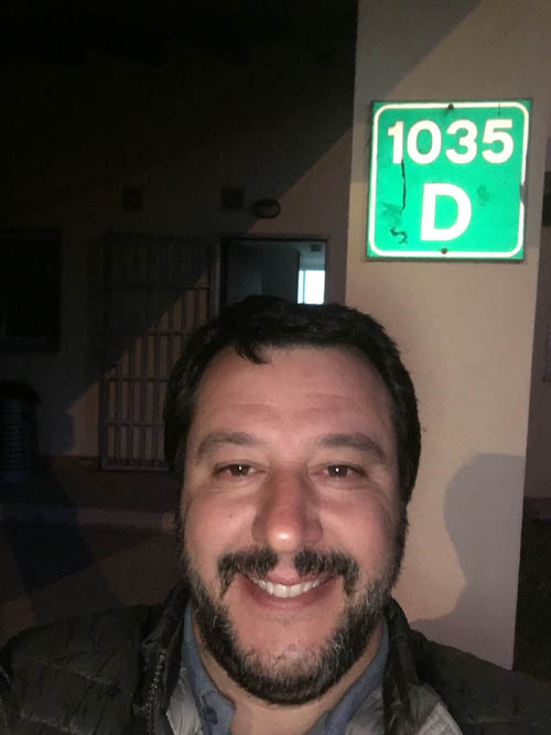 Salvini passa la notte al Cara di Mineo. Le foto scattate dal leader leghista Salvini passa la notte al Cara di Mineo. Le foto scattate dal leader leghista