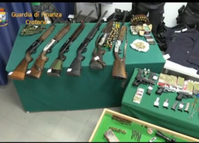Ndrangheta, maxi sequestro di armi: trovate anche divise dei Carabinieri.Video