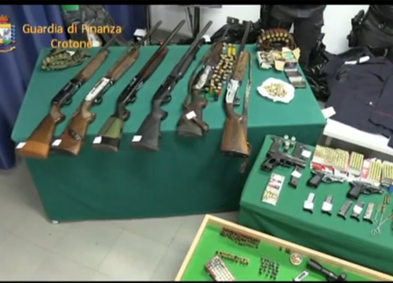 Ndrangheta, maxi sequestro di armi: trovate anche divise dei Carabinieri.Video Ndrangheta, maxi sequestro di armi: trovate anche divise dei Carabinieri.Video