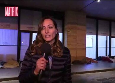 Paura a Matrix: troupe aggredita in diretta TV. Video.