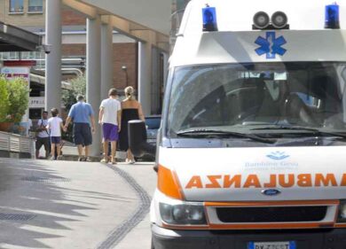 Incidente mortale, scontro tra due auto e una moto: centauro perde la vita