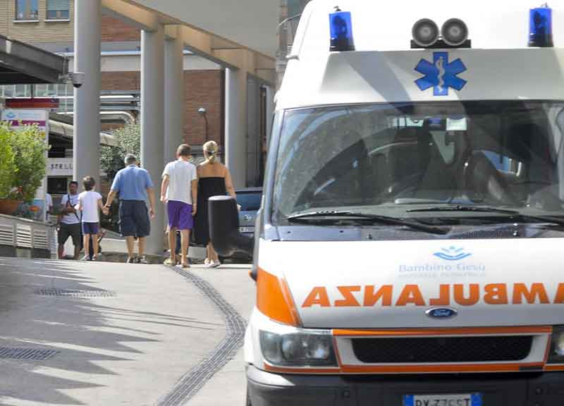 Incidente mortale, scontro tra due auto e una moto: centauro perde la vita Incidente mortale, scontro tra due auto e una moto: centauro perde la vita