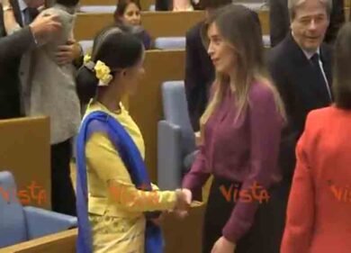 Boschi in viola si presenta a San Suu Kyi, la stretta di mano