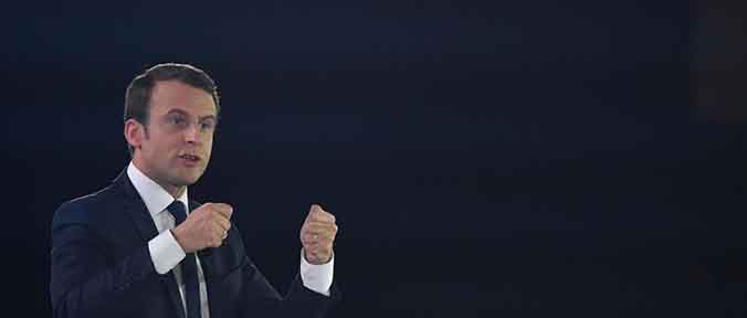 Emmanuel Macron, nuovo look. Barba perfetta e abito classico Emmanuel Macron, nuovo look. Barba perfetta e abito classico