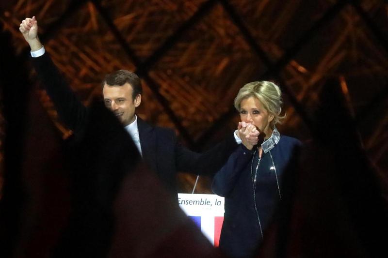 Emmanuel Macron, nuovo look. Barba perfetta e abito classico Emmanuel Macron, nuovo look. Barba perfetta e abito classico