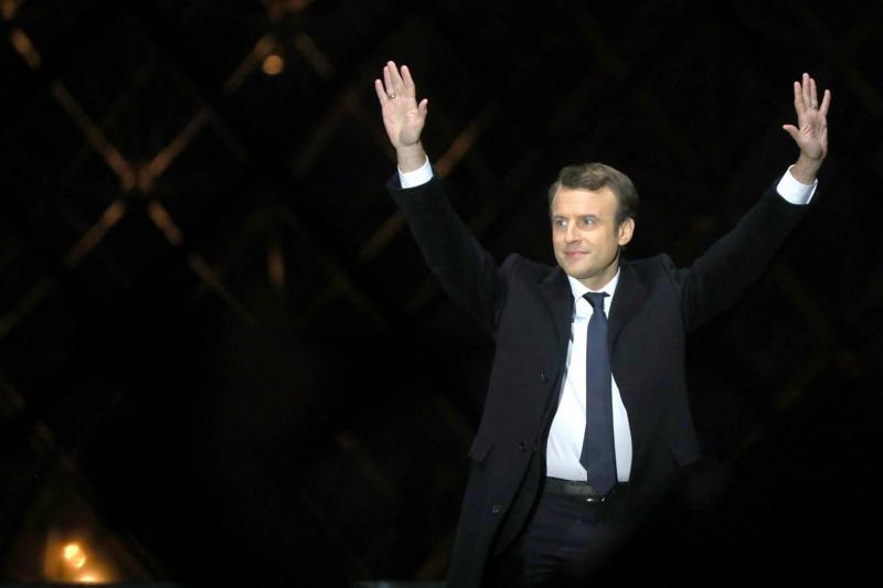 Emmanuel Macron, nuovo look. Barba perfetta e abito classico Emmanuel Macron, nuovo look. Barba perfetta e abito classico