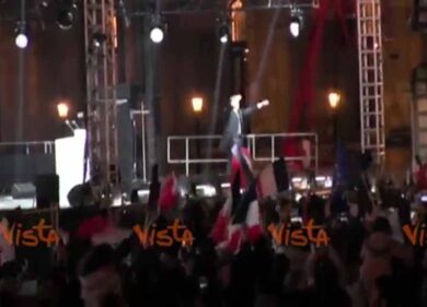 Macron è il nuovo presidente francese, la festa al Louvre in 90 secondi