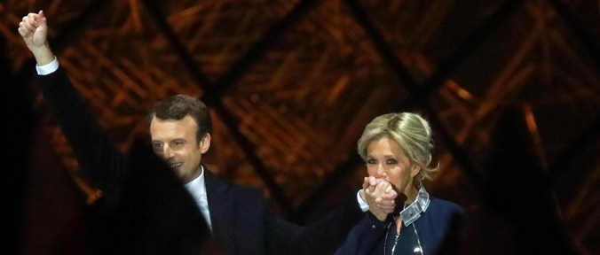 Emmanuel Macron, nuovo look. Barba perfetta e abito classico Emmanuel Macron, nuovo look. Barba perfetta e abito classico