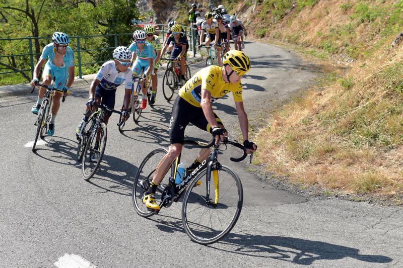 Froome investito da un auto. “Di proposito”. Ciclismo sotto choc dopo Scarponi Froome investito da un auto. “Di proposito”. Ciclismo sotto choc dopo Scarponi