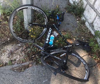 Froome investito da un auto. “Di proposito”. Ciclismo sotto choc dopo Scarponi Froome investito da un auto. “Di proposito”. Ciclismo sotto choc dopo Scarponi