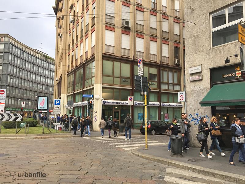 Un parcheggio sulle mura romane. Ma con un murales e qualche albero…