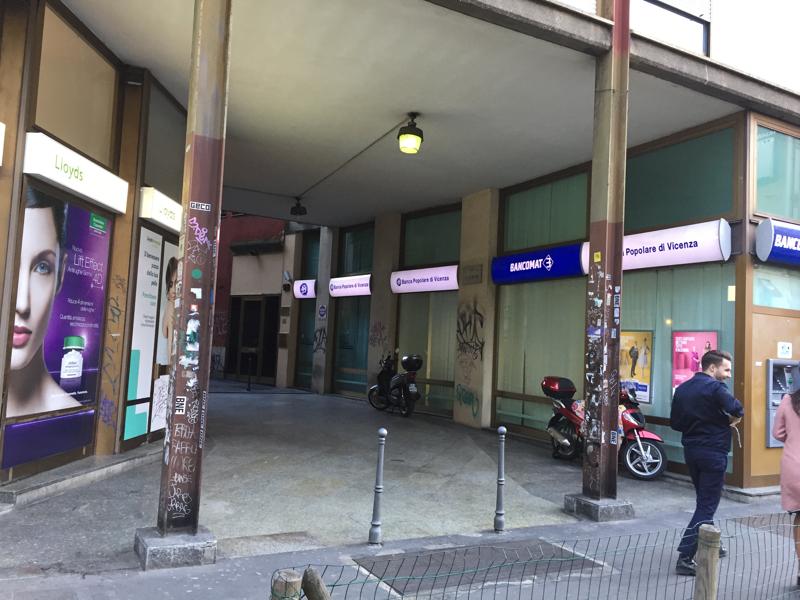 Un parcheggio sulle mura romane. Ma con un murales e qualche albero…