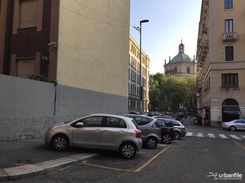 Un parcheggio sulle mura romane. Ma con un murales e qualche albero… Un parcheggio sulle mura romane. Ma con un murales e qualche albero…