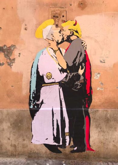 Benvenuto Trump come il diavolo. L’abbraccio con il Papa in un murales a Borgo