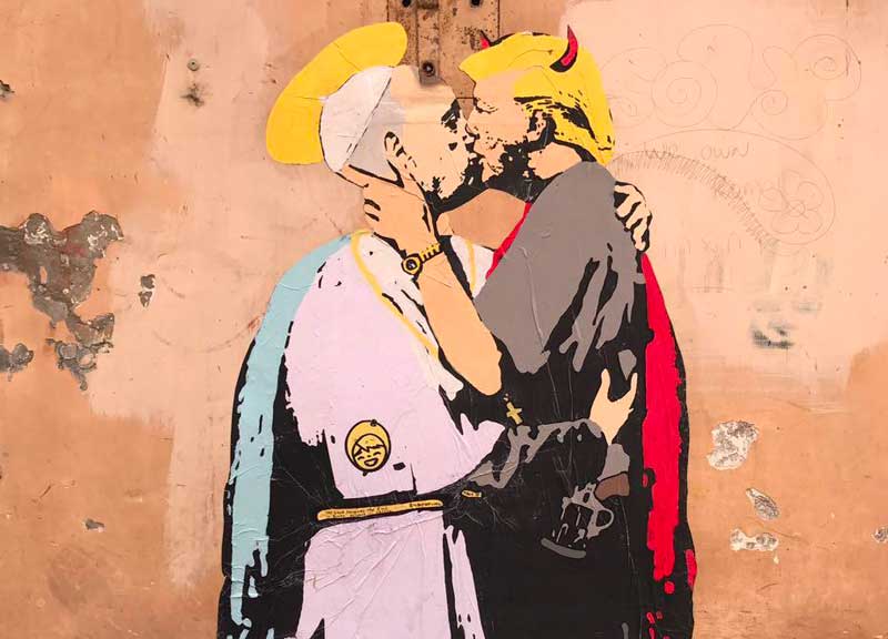 Benvenuto Trump come il diavolo. L’abbraccio con il Papa in un murales a Borgo Benvenuto Trump come il diavolo. L’abbraccio con il Papa in un murales a Borgo