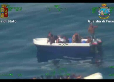 Gli scafisti abbandonano in alto mare la barca con i migranti. Video