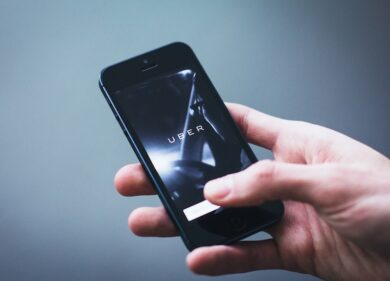 Uber, svolta dalla Corte Ue: “Deve avere le licenze”. I taxi esultano