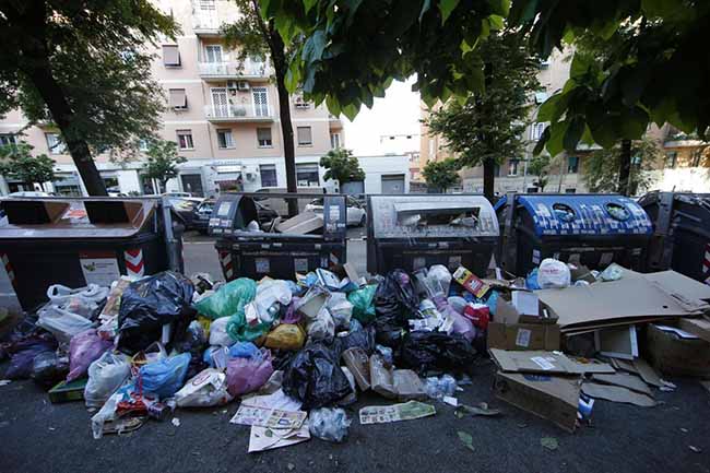 Rifiuti a Roma: oltre 6 milioni di ratti nella capitale di Topolandia
