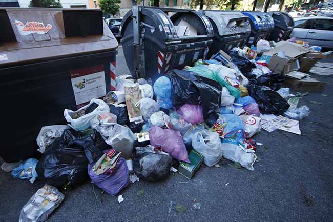 Rifiuti a Roma: oltre 6 milioni di ratti nella capitale di Topolandia