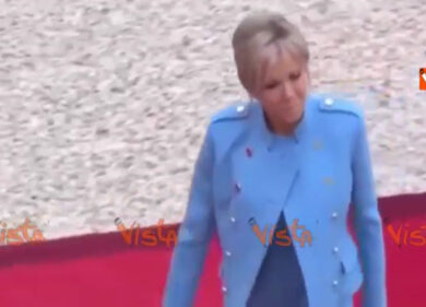 Brigitte in abito celeste arriva all’Eliseo per la cerimonia