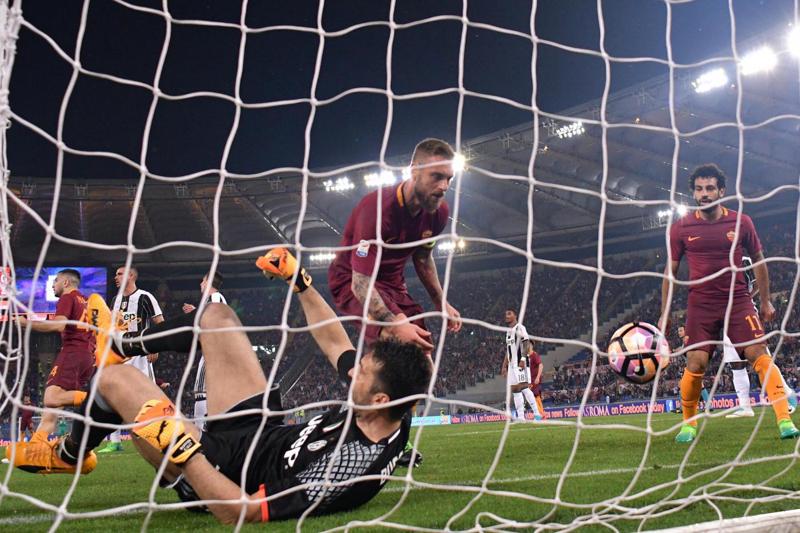 Roma-Juventus 3-1. El Shaarawy e Nainggolan cancellano la festa scudetto Roma-Juventus 3-1. El Shaarawy e Nainggolan cancellano la festa scudetto