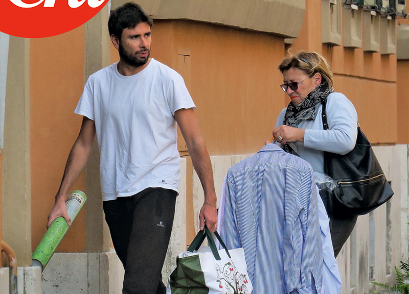 Di Battista (M5S), la mamma gli stira e lava le camicie