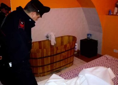 Massaggi hot nella casa cinese a luci rosse: arrestata maitresse 55enne