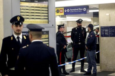 Aggressione stazione, testimonianze: uno dei militari in ginocchio nel sangue