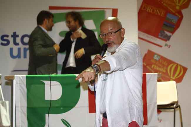 Stop dei pm di Roma: il Noe voleva perquisire il padre di Renzi Stop dei pm di Roma: il Noe voleva perquisire il padre di Renzi