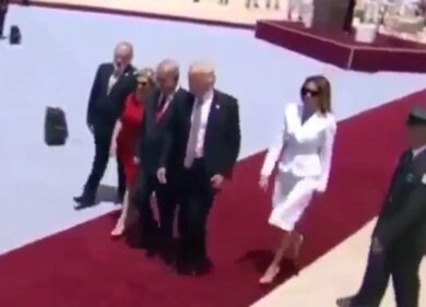 Trump porge la mano a Melania: la first lady la spinge via