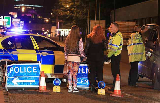 Manchester, attentato al concerto di Ariana Grande. Tre arresti: la dinamica Manchester, attentato al concerto di Ariana Grande. Tre arresti: la dinamica