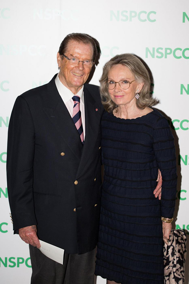 Roger Moore è morto, il cinema è in lutto Roger Moore è morto, il cinema è in lutto