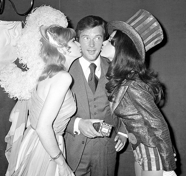 Roger Moore è morto, il cinema è in lutto Roger Moore è morto, il cinema è in lutto