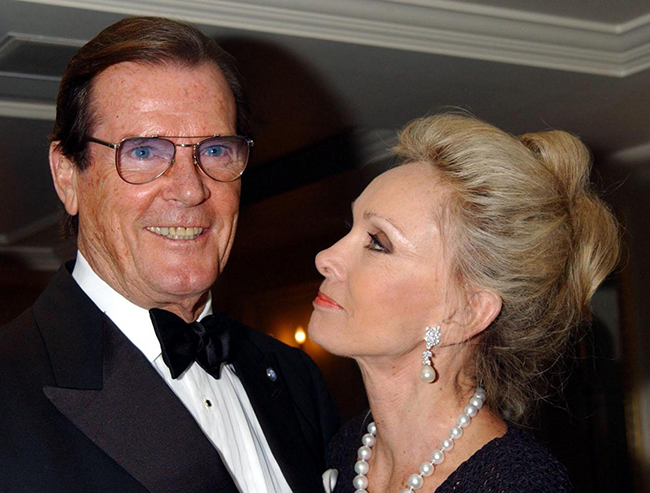 Roger Moore è morto, il cinema è in lutto Roger Moore è morto, il cinema è in lutto