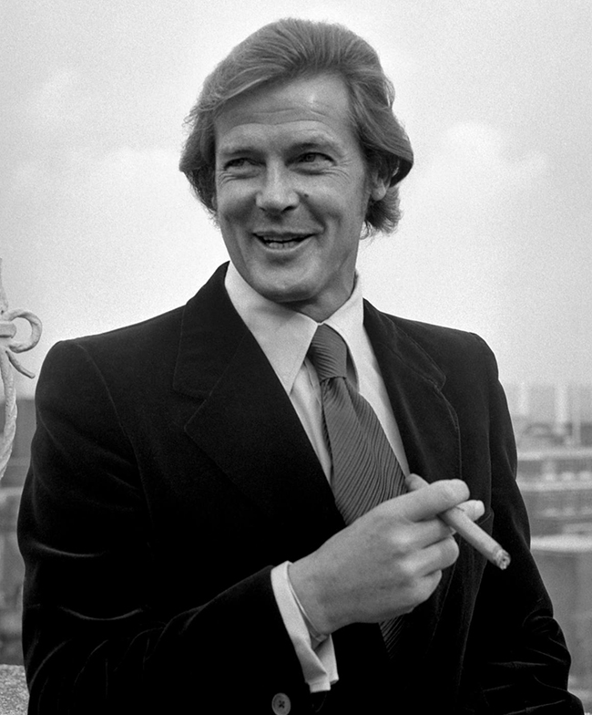Roger Moore è morto, il cinema è in lutto Roger Moore è morto, il cinema è in lutto