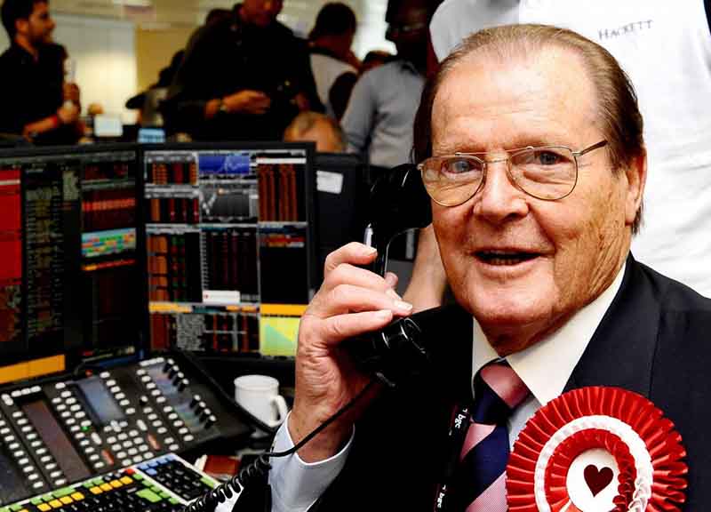 Roger Moore è morto, il cinema è in lutto Roger Moore è morto, il cinema è in lutto