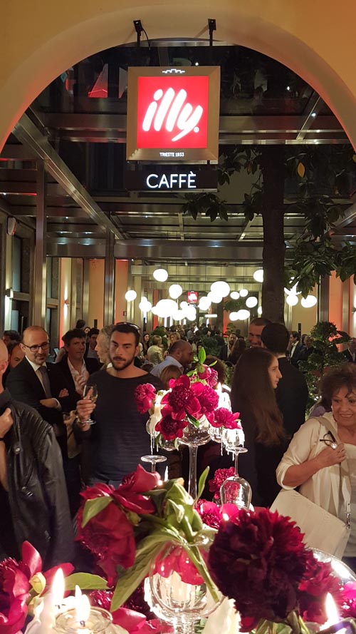 Illycaffè: nel flagship store di via Montenapoleone caffè, dolce e salato top Illycaffè: nel flagship store di via Montenapoleone caffè, dolce e salato top