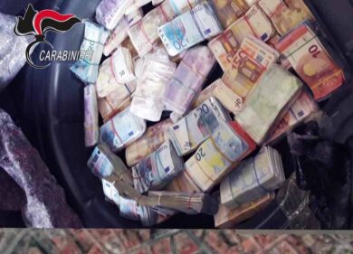 Come ti frego le intercettazioni: BlackBerry da 3.500 euro e sim Usa