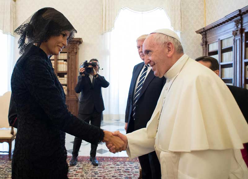 Trump e Papa Francesco, storica stretta di mano tra due potenti “diversi” Trump e Papa Francesco, storica stretta di mano tra due potenti “diversi”