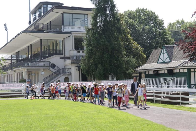 L’ippodromo Snai San Siro apre alle scuole: 50 bambini in visita L’ippodromo Snai San Siro apre alle scuole: 50 bambini in visita