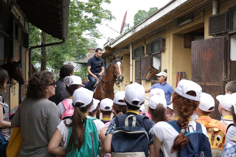 L’ippodromo Snai San Siro apre alle scuole: 50 bambini in visita L’ippodromo Snai San Siro apre alle scuole: 50 bambini in visita