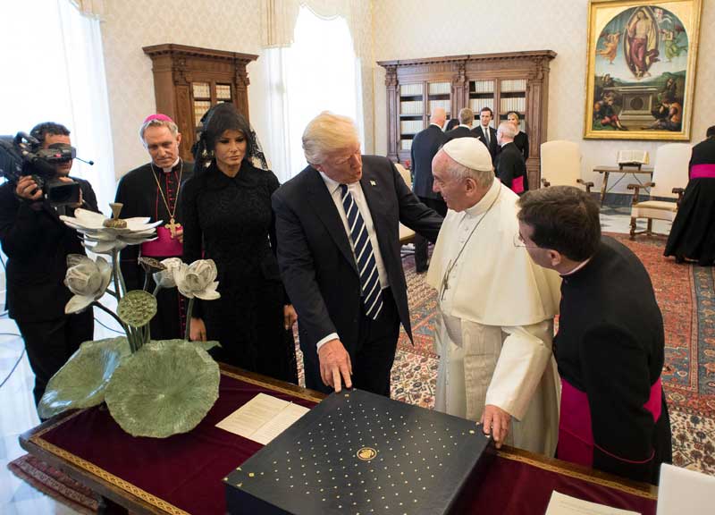Trump e Papa Francesco, storica stretta di mano tra due potenti “diversi” Trump e Papa Francesco, storica stretta di mano tra due potenti “diversi”